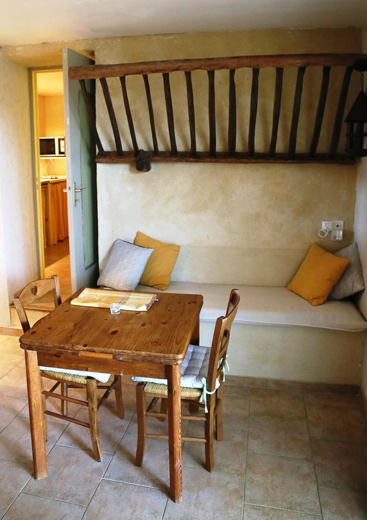 Mas Du Clos De L'Escarrat Jonquieres  Room photo
